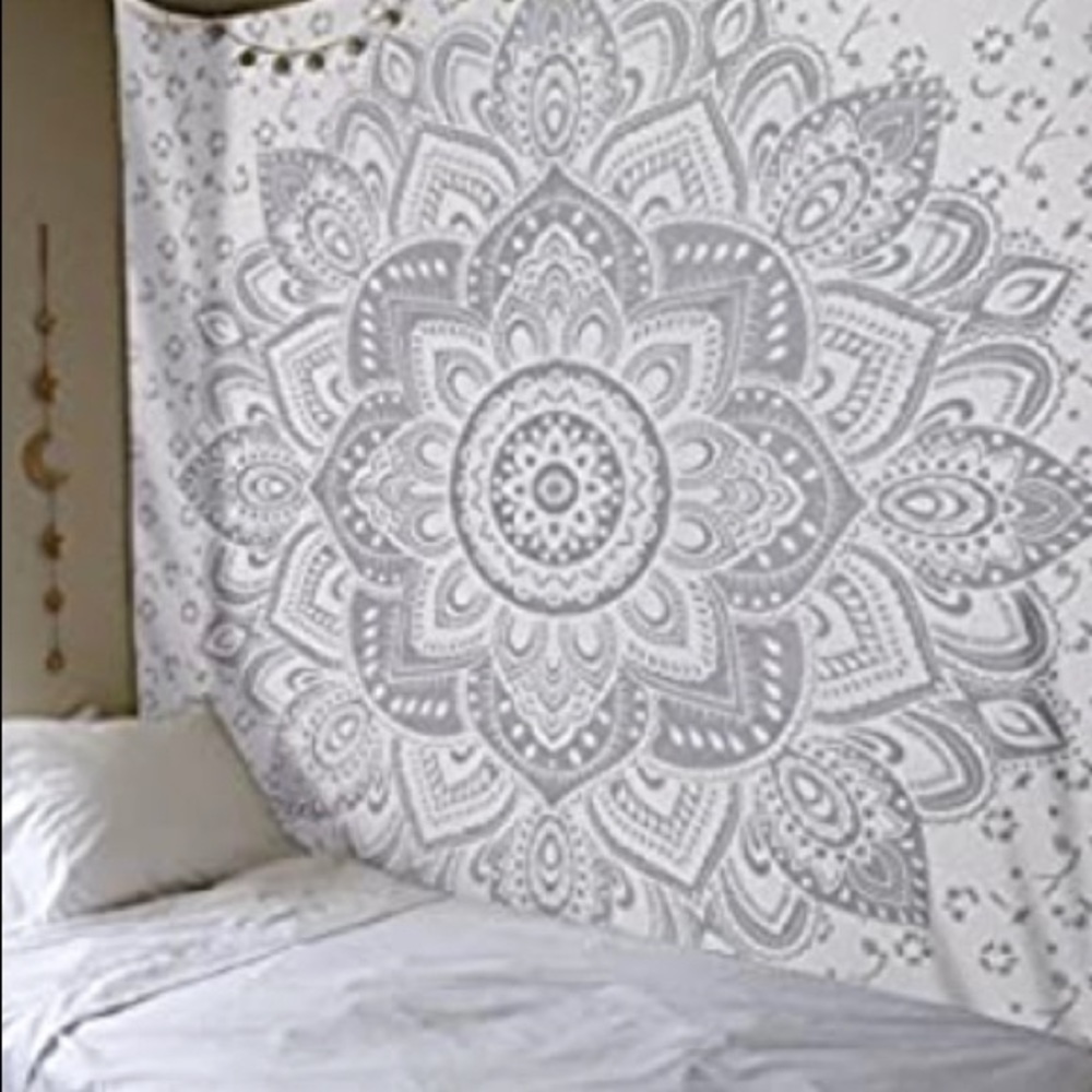 Grey and white design tapastery